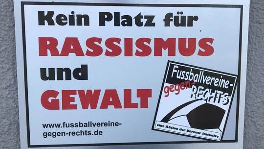 Ein solches Schild ist auf den Sportplätzen vieler Fußballvereine zu finden. Foto: Dominique Jahn