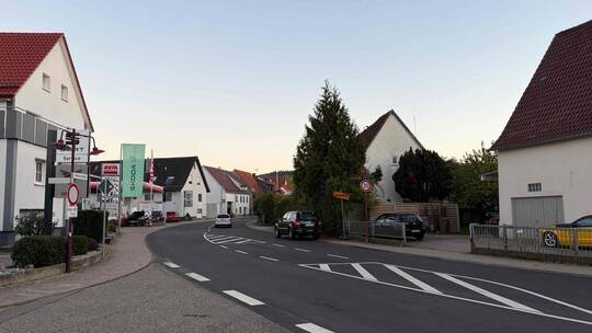 Der Fahrbahnbelag auf der L1134 in Wiensheim wurde in den vergangenen drei Monaten in sechs verschiedenen Abschnitten komplett s