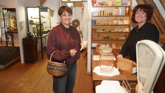 Die Vorstandsmitglieder Petra Zimmermann und Diana Vögele (von links) stehen in dem Lebensmittelladen, der im Heimatmuseum nachg
