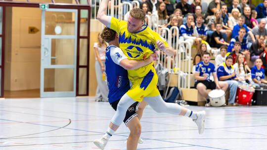 Attacke: Tim Faeser (am Ball) will mit dem HC Neuenbürg den ersten Heimsieg feiern. Foto: Ralf Becker