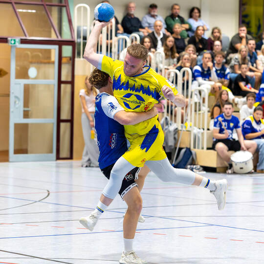 Attacke: Tim Faeser (am Ball) will mit dem HC Neuenbürg den ersten Heimsieg feiern. Foto: Ralf Becker