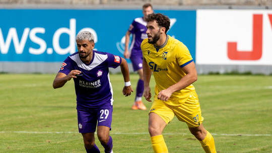 Zuletzt feierte der FC Nöttingen mit Enes Tubluk (links) drei Siege in Folge. Foto: Ralf Becker