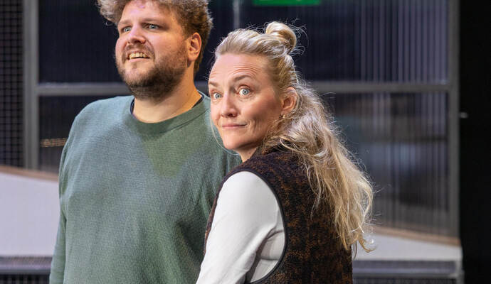 NS-Vergangenheit als bitterböse Satire: „Nachtland“ feiert Premiere am Theater Pforzheim