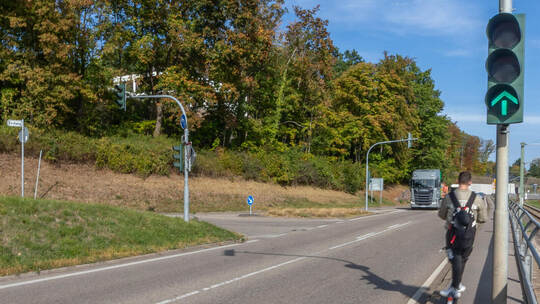 Junger Mann auf einem E-Scooter auf dem Gehweg an der B294 bei Birkenfeld. Dort war am 2. Oktober auch ein 14-Jähriger gefahren, Birkenfeld Kirchweg B294 Unfall