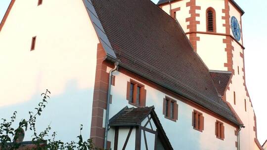Ein Kleinod: Nach dem Abschluss einer umfangreichen Außenrenovierung der einstigen Göbricher Wehrkirche von 1507, erstrahlt das