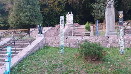 Rund einen Monat lang waren bis Mitte Oktober auf dem Waldfriedhof als Freiluft-Kunstausstellung die „Soldatenbretter“ zu sehen,