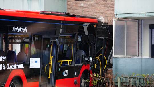 Schulbus mit 20 Kindern fährt in Hauswand