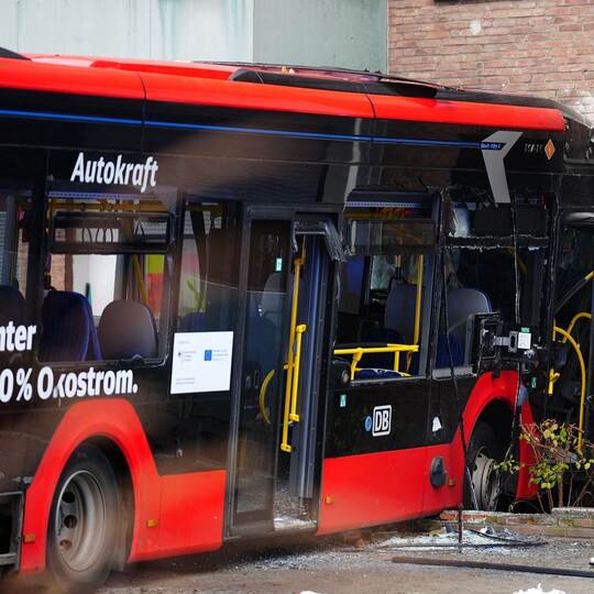 Schulbus mit 20 Kindern fährt in Hauswand