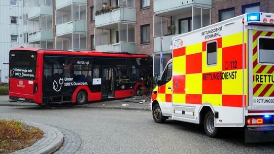 Schulbus mit 20 Kindern fährt in Hauswand Schulbus mit 20 Kindern fährt in Hauswand