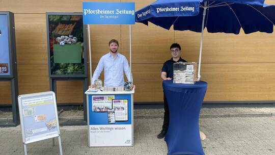 Im Gespräch mit den Lesern: Schon bei einer früheren Standaktion in Maulbronn suchten PZ-Redakteur Johannes Rose (links) und Azu