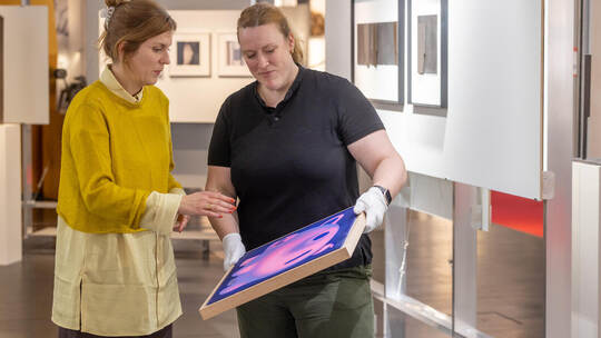 Die Kuratorinnen der Kunststiftung Sparkasse Pforzheim Calw, Dr. Carolin Heel (links) und Nathalie Reisert, wollen die Kunstsamm