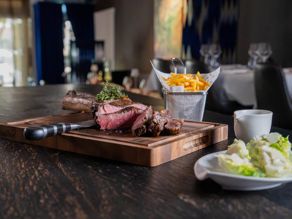 Supersaftig: Tomahawk, am Tisch tranchiert. Foto: Riva Eventgastronomie