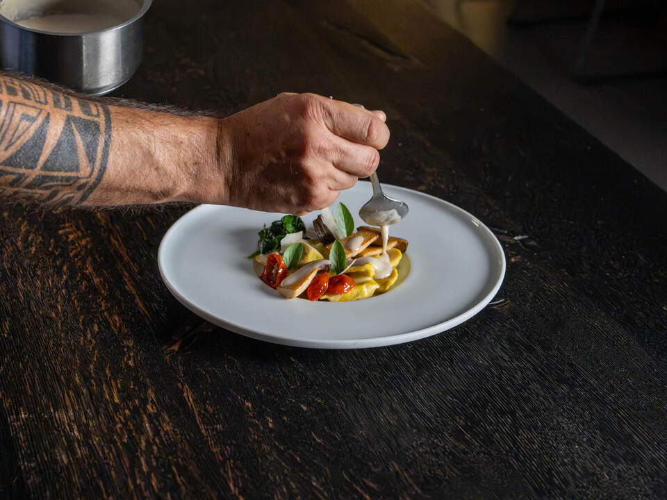 Dufte: Auberginen-Raviolo, Seitling, Babyspinat. Foto: Riva Eventgastronomie