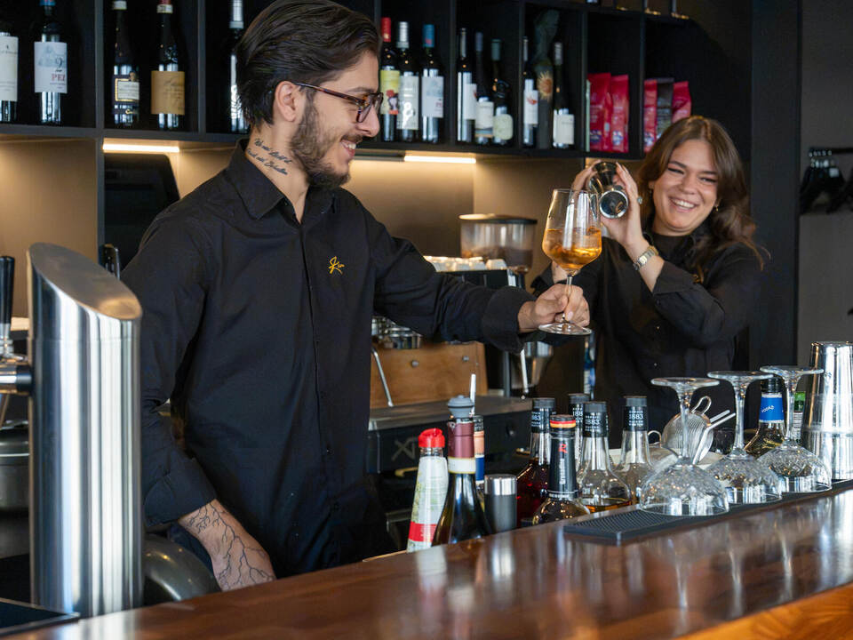 Versiert an der Bar: Gabriele und Anna. Foto: Riva Eventgastronomie