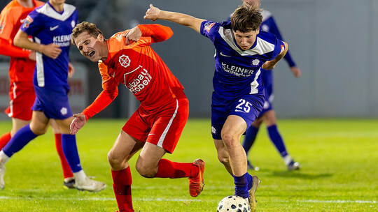 Der FC Nöttingen (rechts Topaz Kronmüller) musste sich dem 1. FC Mühlhausen (links Philipp Neuberger) geschlagen geben.