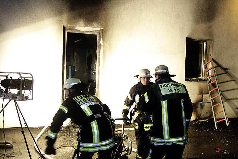 Brandanschlag mit Bezin gefüllten Autoreifen