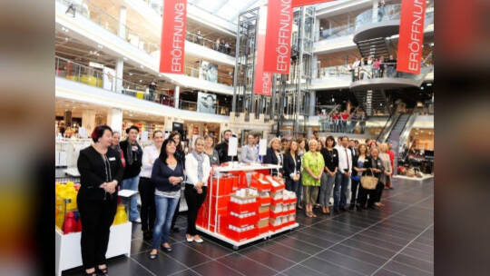Tausende kommen zur Neueröffnung des Möbelzentrum Pforzheim - 2 - Bildergalerie