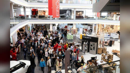Tausende kommen zur Neueröffnung des Möbelzentrum Pforzheim - 2 - Bildergalerie