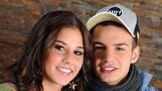 Sarah Engels und Pietro Lombardi halten fest zusammen. Foto: Britta Pedersen