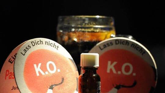 Auf Bierdeckeln wird vor K.O.-Tropfen gewarnt. Foto: Achim Scheidemann / Illustration Auf Bierdeckeln wird vor K.O.-Tropfen gewarnt. Foto: Achim Scheidemann / Illustration