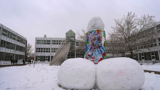 Studenten bauen berdimensionalen Penis aus Schnee - PZ-news.de - Nachrichten aus Pforzheim und Enzkreis - Pforzheimer-Zeitung Studenten bauen berdimensionalen Penis aus Schnee - PZ-news.de - Nachrichten aus Pforzheim und Enzkreis - Pforzheimer-Zeitung