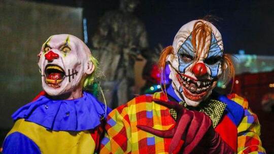 «Grusel-Clowns» machen sich einen schlechten Spaß daraus, andere Menschen zu erschrecken. Foto: Erik S. Lesser/Illustrat