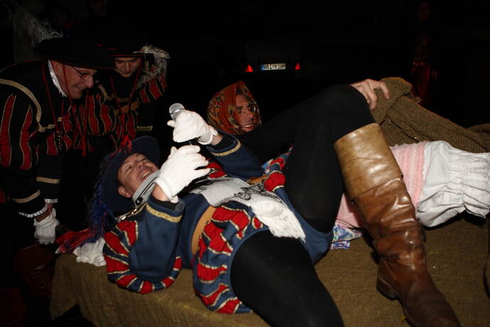 Partystimmung Unterm Burggemauer Belrem Gilde Erweckt Ihren Ritter Bildergalerien Pforzheimer Zeitung