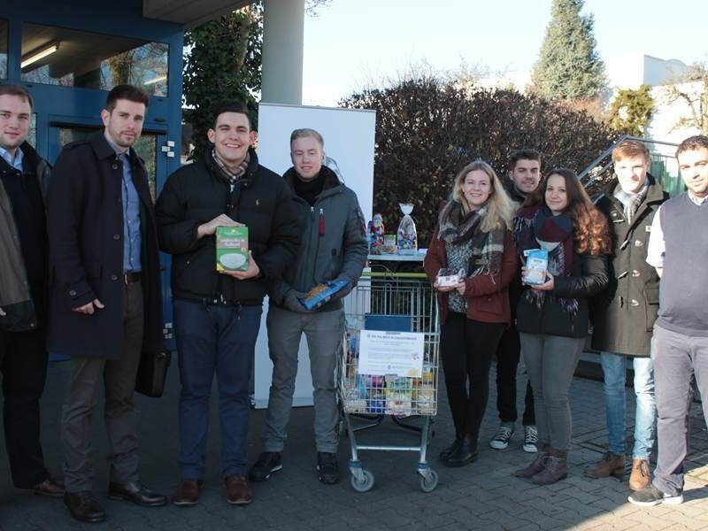 Leo Club Sammelt Fur Tafel Laden Pforzheim Pforzheimer Zeitung