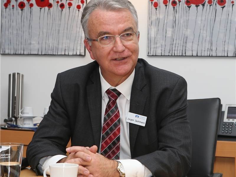 Pforzheimer Volksbank-Chef Jürgen Zachmann erklärt sich den Vertretern ...