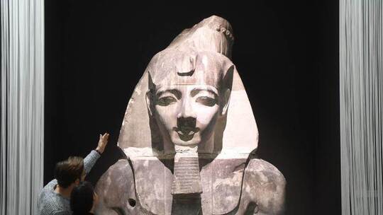Ein knapp drei Meter hoher Gipsabguss einer monumentalen Büste Ramses II. Foto: Uli Deck Ein knapp drei Meter hoher Gipsabguss einer monumentalen Büste Ramses II. Foto: Uli Deck