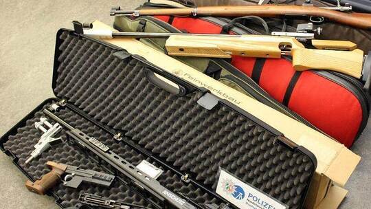 Das Handout der Polizei Bochum zeigt Waffen, die in Witten sichergestellt wurden. Foto: Polizei Bochum/dpa