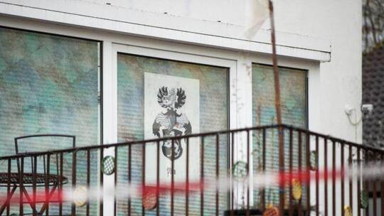 Absperrband hängt vor einem Haus in Georgensgmünd, in dem ein «Reichsbürger» auf Polizisten geschossen hatte. Foto: Dani