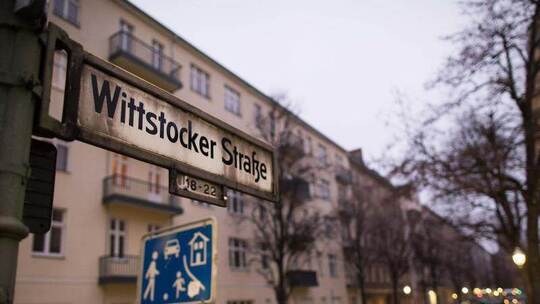In Berlin durchsuchten Polizisten am Morgen ein Haus im Stadtteil Moabit. Foto: Jörg Carstensen