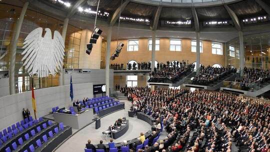 Blick in den Plenarsaal des Reichstagsgebäudes in Berlin. Offiziell hat die Bundesversammlung 1260 Mitglieder. Foto: Rai Blick in den Plenarsaal des Reichstagsgebäudes in Berlin. Offiziell hat die Bundesversammlung 1260 Mitglieder. Foto: Rai