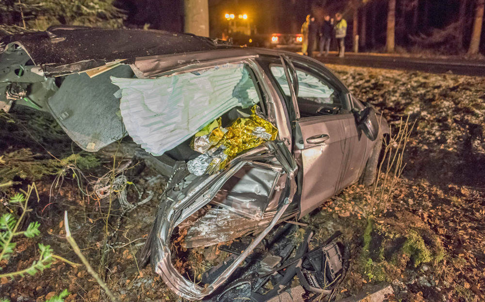 Golf R Accident Crash bei Calw: 300 PS starker VW Golf R in zwei Teile gerissen ...