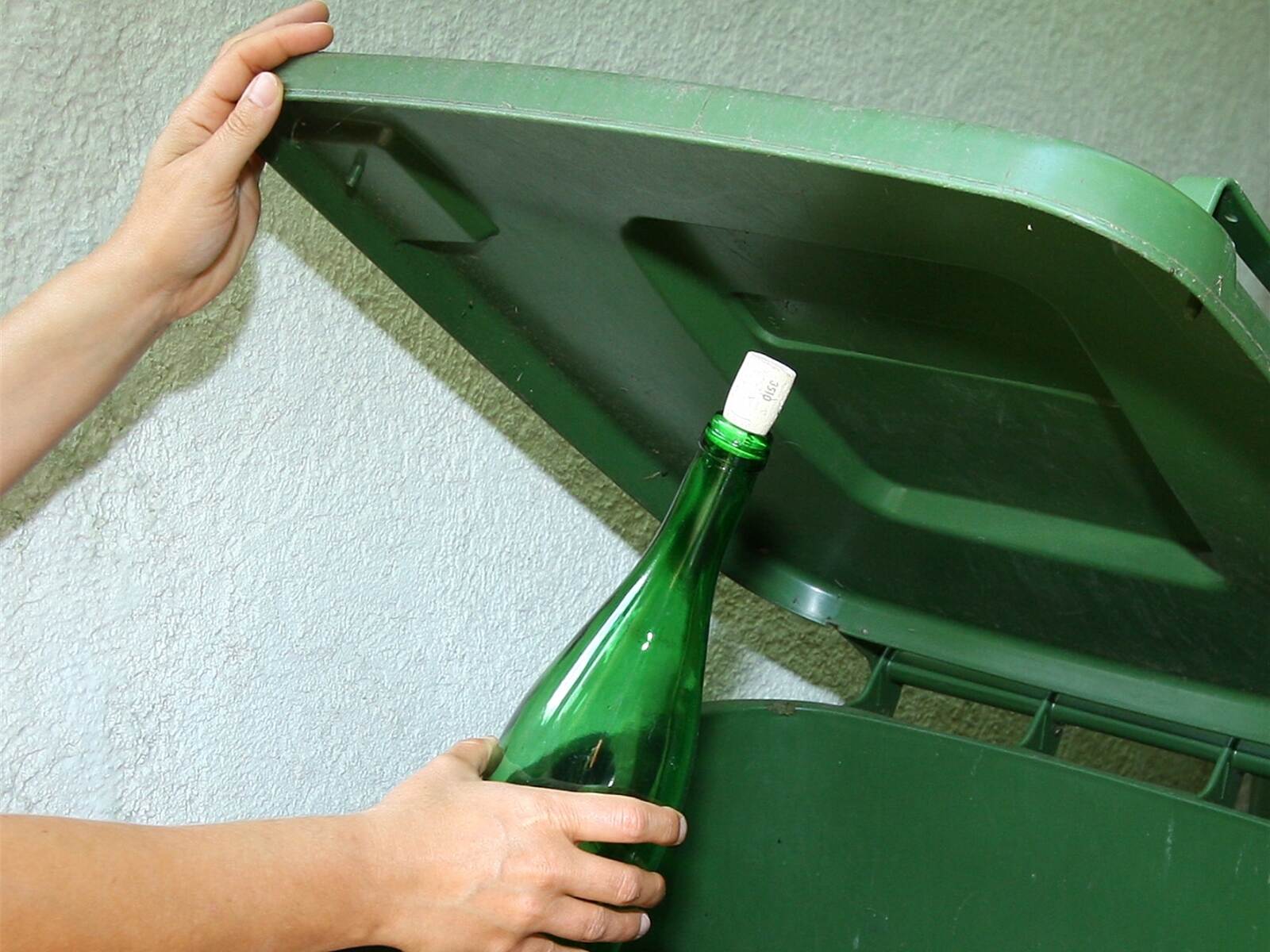 Altglas-Zukunft im Landkreis Calw: Container oder Tonne? - Region ...