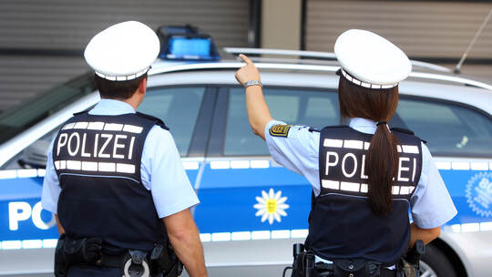 Mehrere Streifenwagen waren am Freitagvormittag zu einem Amok-Alarm an der Wilferdinger Realschule gerufen worden. Mehrere Streifenwagen waren am Freitagvormittag zu einem Amok-Alarm an der Wilferdinger Realschule gerufen worden.