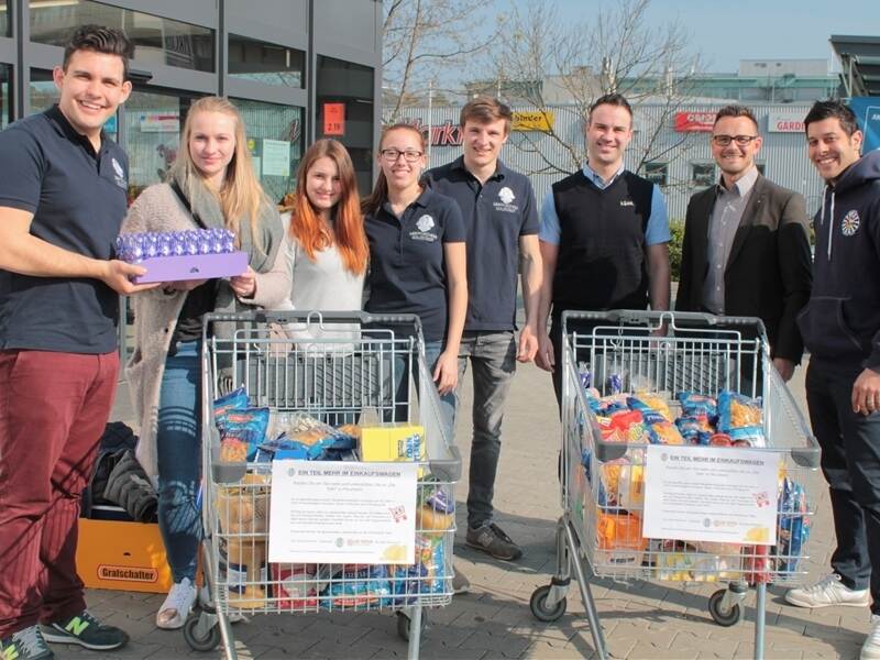 Junge Serviceclubs Sammeln Lebensmittel Fur Die Tafel Pforzheim