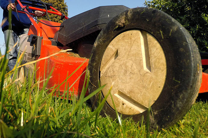 Fuß unter Rasenmäher gebracht - Rettung per Hubschrauber - Region