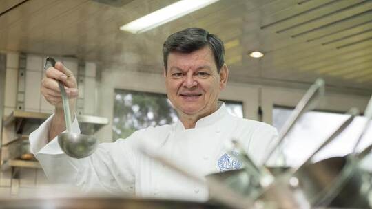Der Sterne-Koch Harald Wohlfahrt 2015 in der Küche der Schwarzwaldstube in der Traube-Tonbach in Baiersbronn. Foto: Uli Der Sterne-Koch Harald Wohlfahrt 2015 in der Küche der Schwarzwaldstube in der Traube-Tonbach in Baiersbronn. Foto: Uli