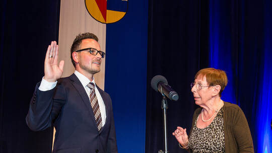 Ellen Eberle (SPD) nimmt Peter Boch (CDU) den Amtseid ab.