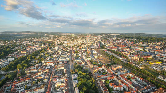 Welch ein Anblick: Wie eine Stadt in Miniaturformat liegt Pforzheim den Fahrern zu Füßen.