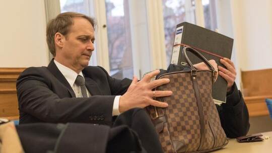 Der Angeklagte (r) und sein Anwalt im Gerichtssaal im Bamberger Landgericht. Foto: Nicolas Armer Der Angeklagte (r) und sein Anwalt im Gerichtssaal im Bamberger Landgericht. Foto: Nicolas Armer