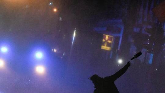 Ein Demonstrant attackiert bei den G20-Krawallen in Hamburg einen Wasserwerfer mit einem Flaschenwurf. Foto: Axel Heimke