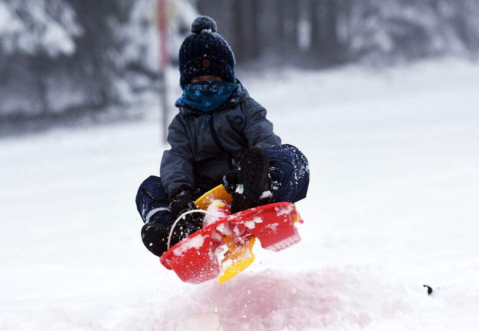 Mit Kunststoffwanne Hang hinabgerutscht - Frau schwer verletzt - Baden