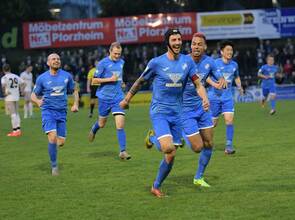 Großer Jubel nach dem 4:1 durch Dominik Salz (links). Foto: Ripberger