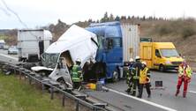 Noch ein Unfall auf der Autobahn: Ein Lkw ist am Mittwochnachmittag gegen einen weißen Sprinter gekracht. Noch ein Unfall auf der Autobahn: Ein Lkw ist am Mittwochnachmittag gegen einen weißen Sprinter gekracht.
