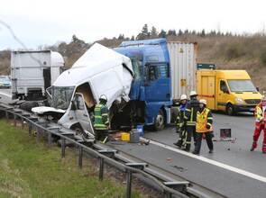 Noch ein Unfall auf der Autobahn: Ein Lkw ist am Mittwochnachmittag gegen einen weißen Sprinter gekracht.