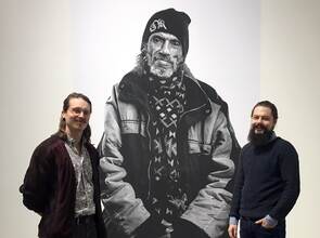 Mirko Müller (links) und Jonas Gieske präsentieren ihre Ausstellung „Über kurz oder lang“ mit großformatigen Schwarz-Weiß-Porträts. Foto: Wolf