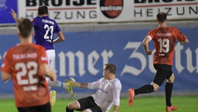 Hauptdarsteller im Hinspiel gegen die TSG Balingen war Michael Schürg. Beim 4:1-Sieg erzielte der Nöttinger Torjäger drei Treffer (auf dem Foto das 3:0). Beim heutigen Rückspiel fehlt er allerdings verletzt. Foto: Ripberger, PZ-Archiv
